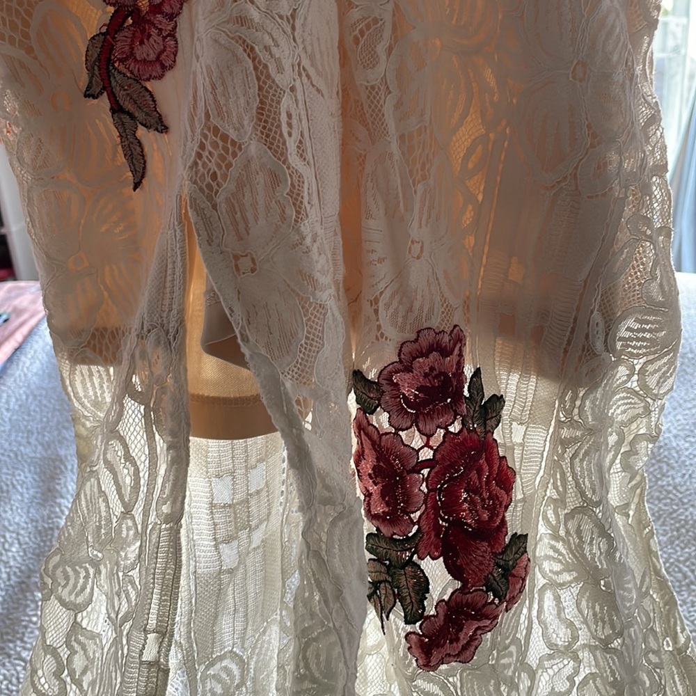 Love Triangle two piece lace skirt set with embroidered flowers - Picture 9 of 16